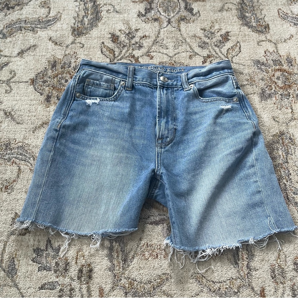 American Eagle Mom Shorts Womens Size 0 Raw Hem Light Wash Distressed Denim